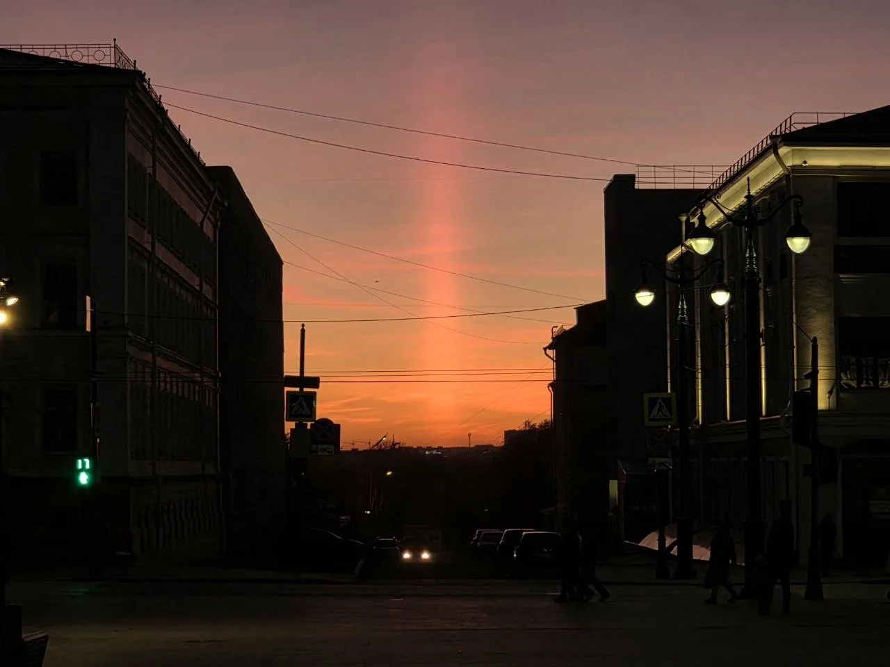 🌅Такой необычный сегодня закат, столп света над Иртышом как знамение. Только чего?