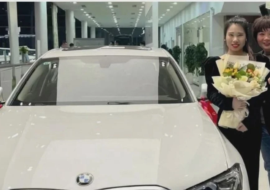 В Китае сотрудницам подарили BMW