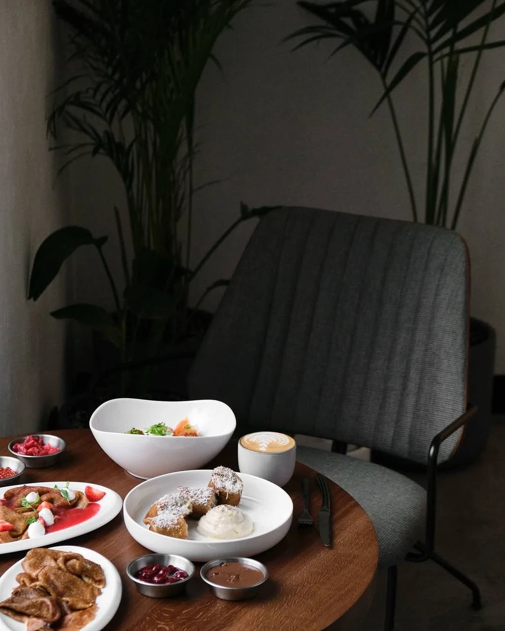 В ресторан «Ami Chaise» на Ленинградском проспекте рекомендую заглянуть за эстетичными ...