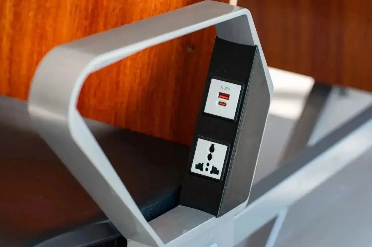 В аэропорту Оренбурга в зонах ожидания установили кресла со встроенными USB-портами, Ty...