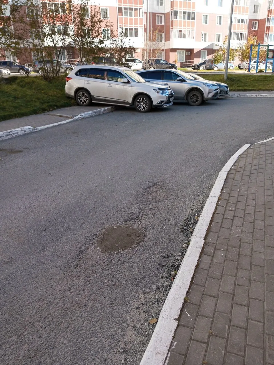 Пешеходам не пройти, ставьте машины, думая не только о себе.