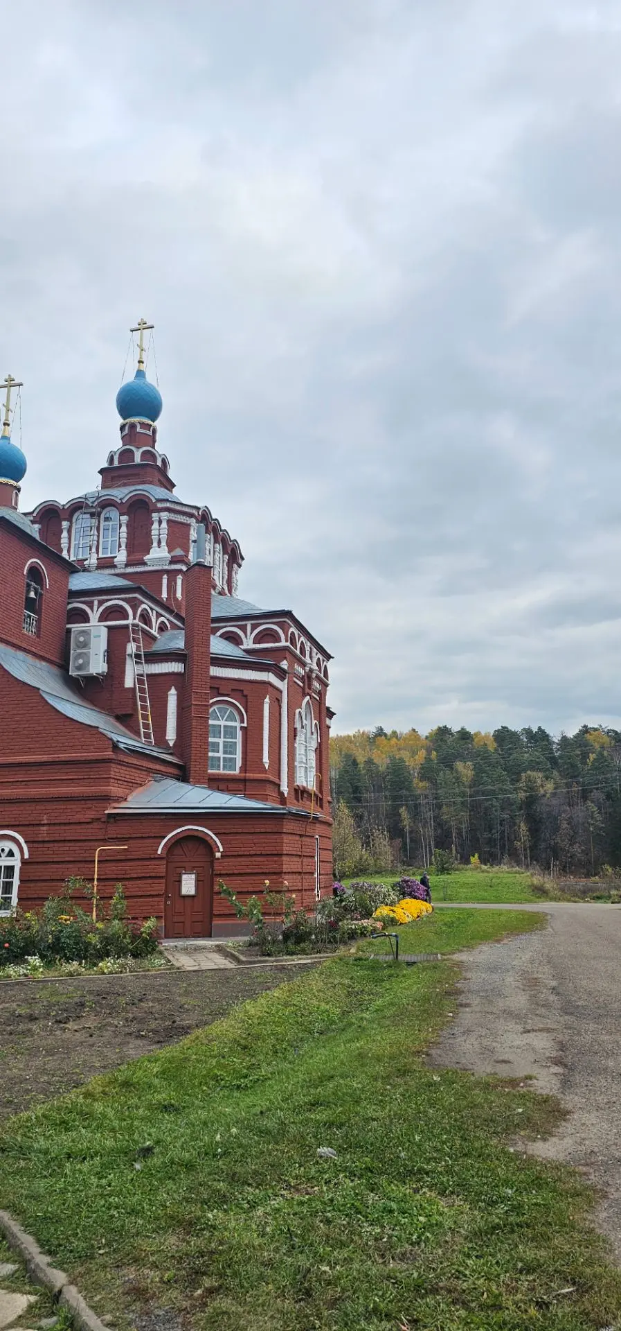 После прогулки по лесу мы решили заскочить в Семиозерский мужской монастырь, тем более ...