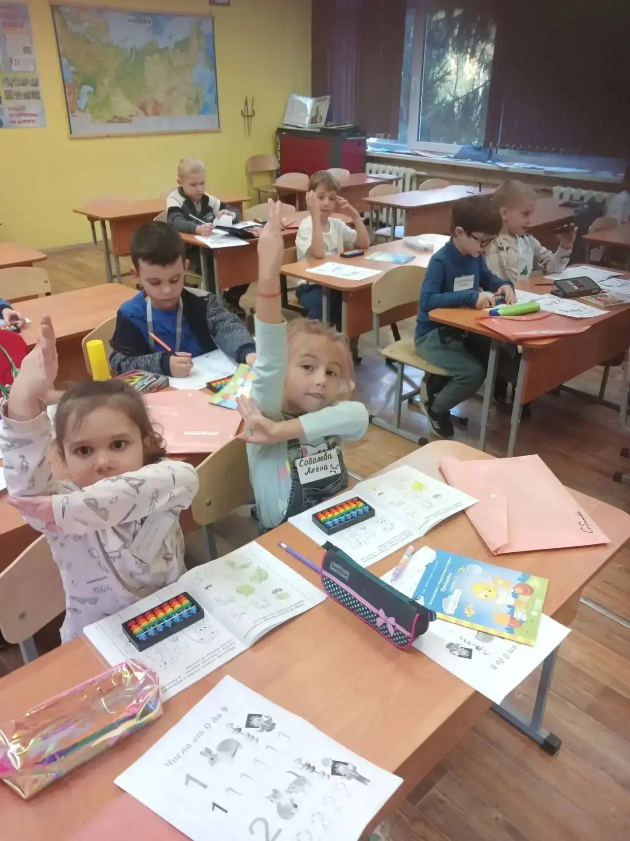 🌟 Пока остальные отдыхают, наши малышата вовсю грызут гранит науки! 📚😊