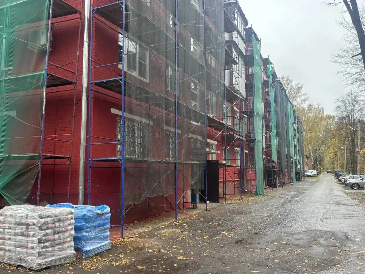 В Наро-Фоминске идет капитальный ремонт фасада дома на улице Карла Маркса, 4