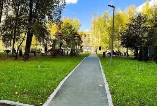 🌿 На Магнитогорской закончили благоустройство двора