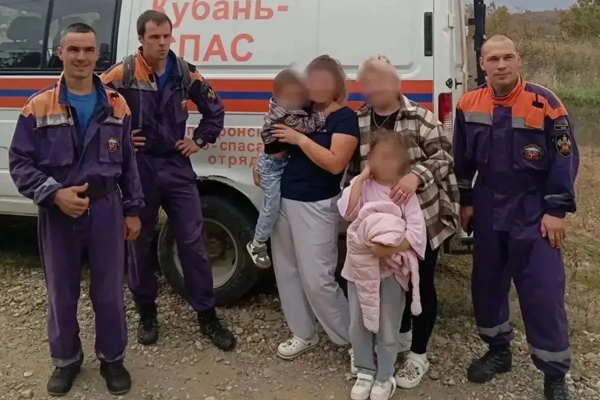 🍄 Спасатели вывели из леса семью с детьми, заблудившуюся во время сбора грибов.