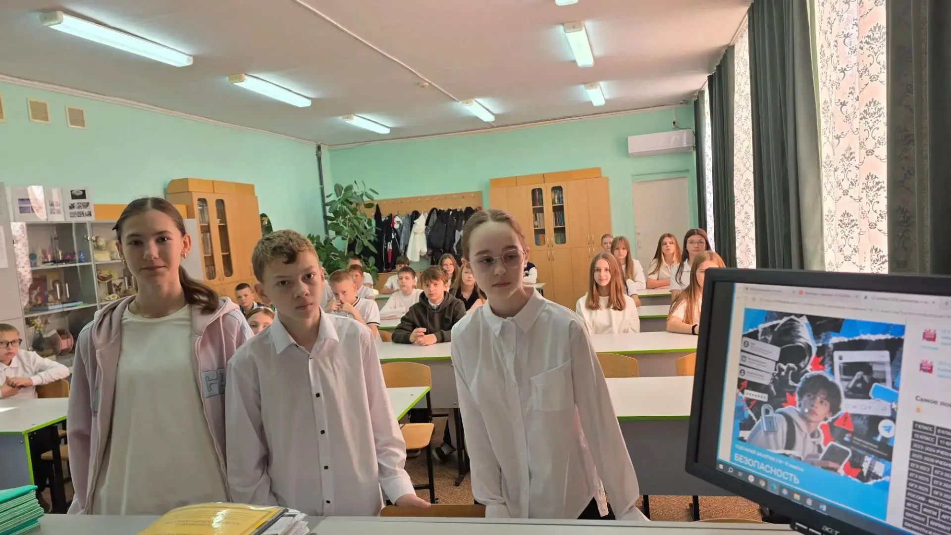 Сегодня понедельник, а это значит, что учебная неделя в нашей школе традиционно началас...