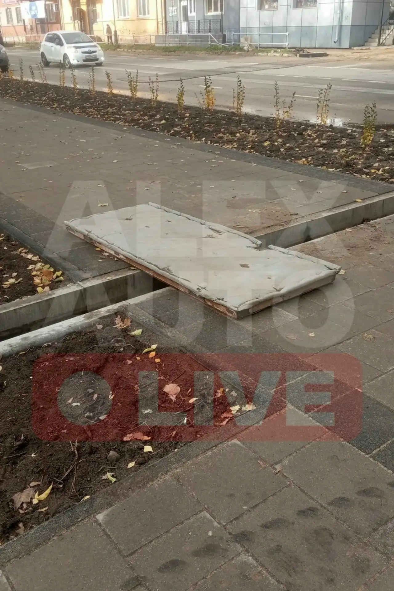 Добрый человек сделал мосток, теперь коляски проедут через ливневку. Ждём постоянный пр...