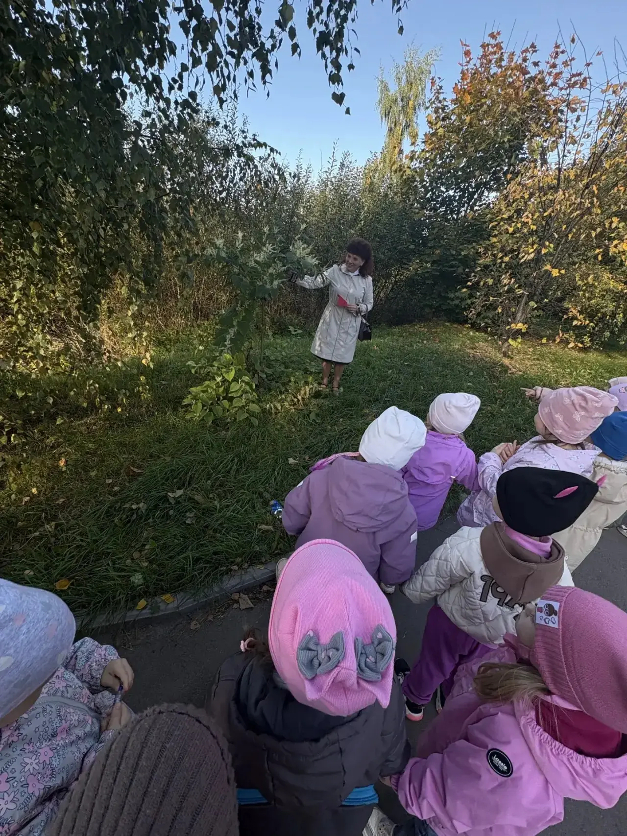 Сегодня ребята из старшей группы «Рябинка» отправились на экскурсию — в осенний парк!Ос...