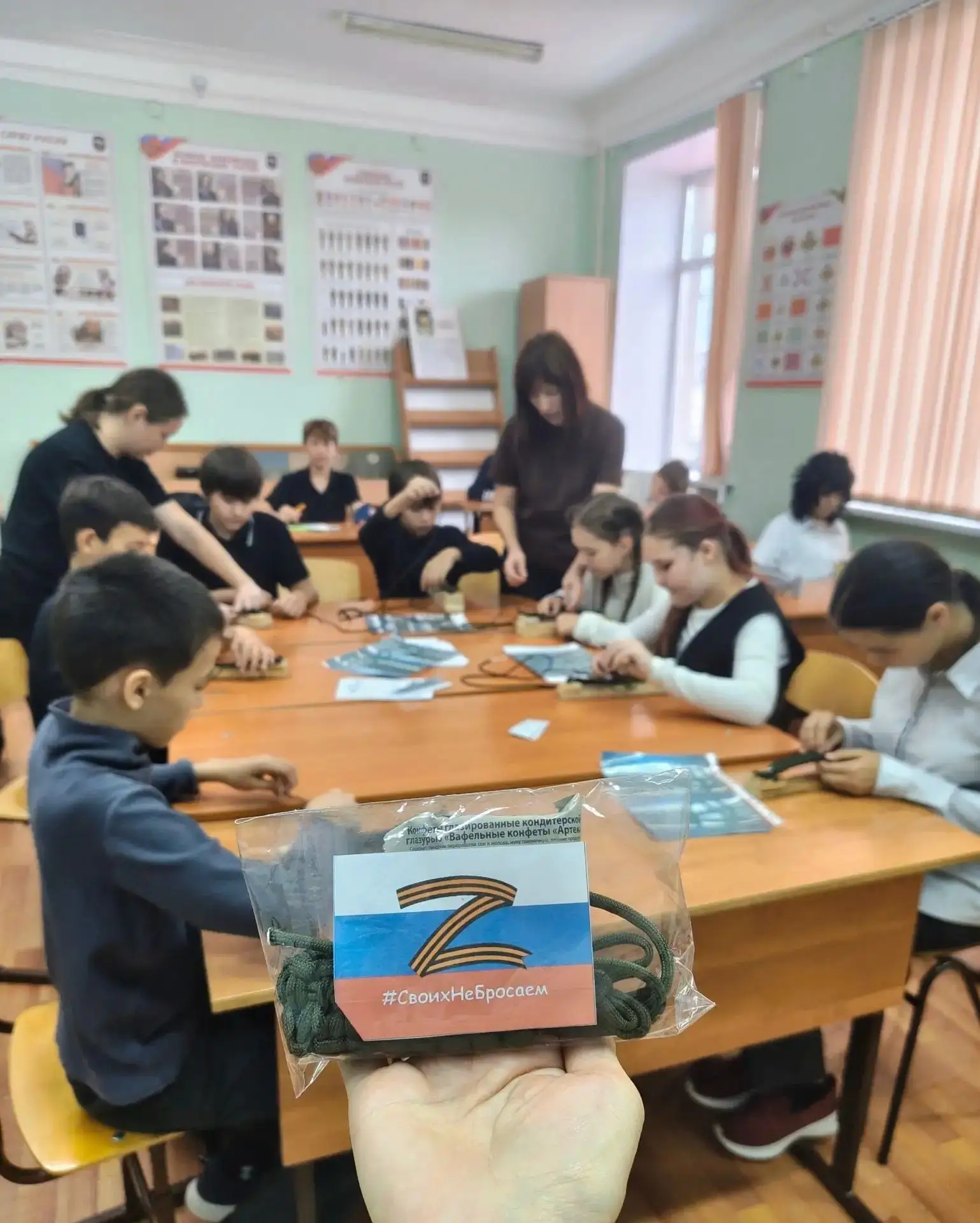 📌 В Октябрьском школьники сплели браслеты выживания для бойцов СВО