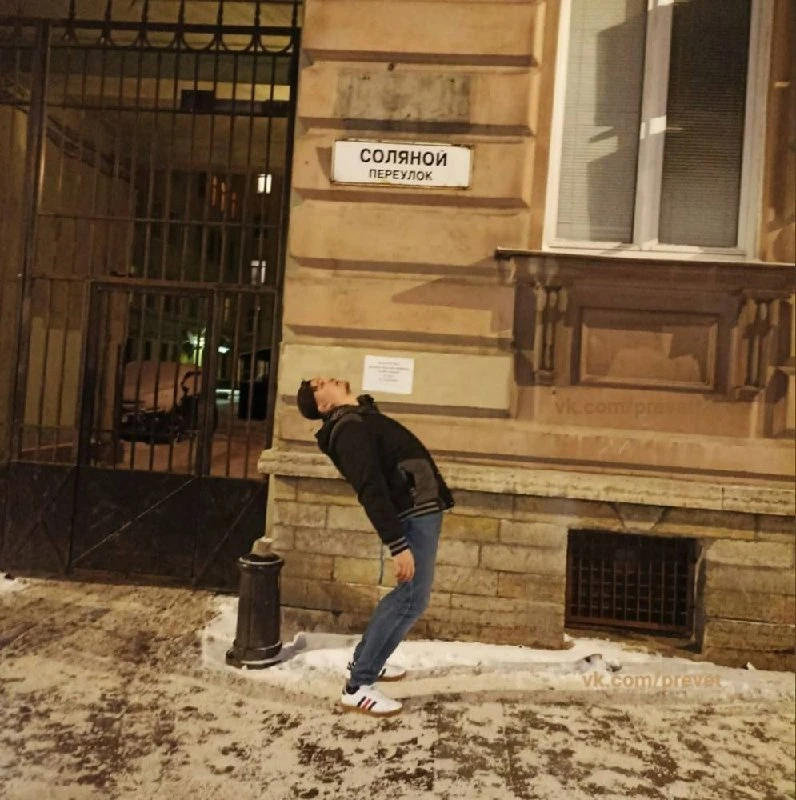 В Питере смотрят презентацию новой Теслы