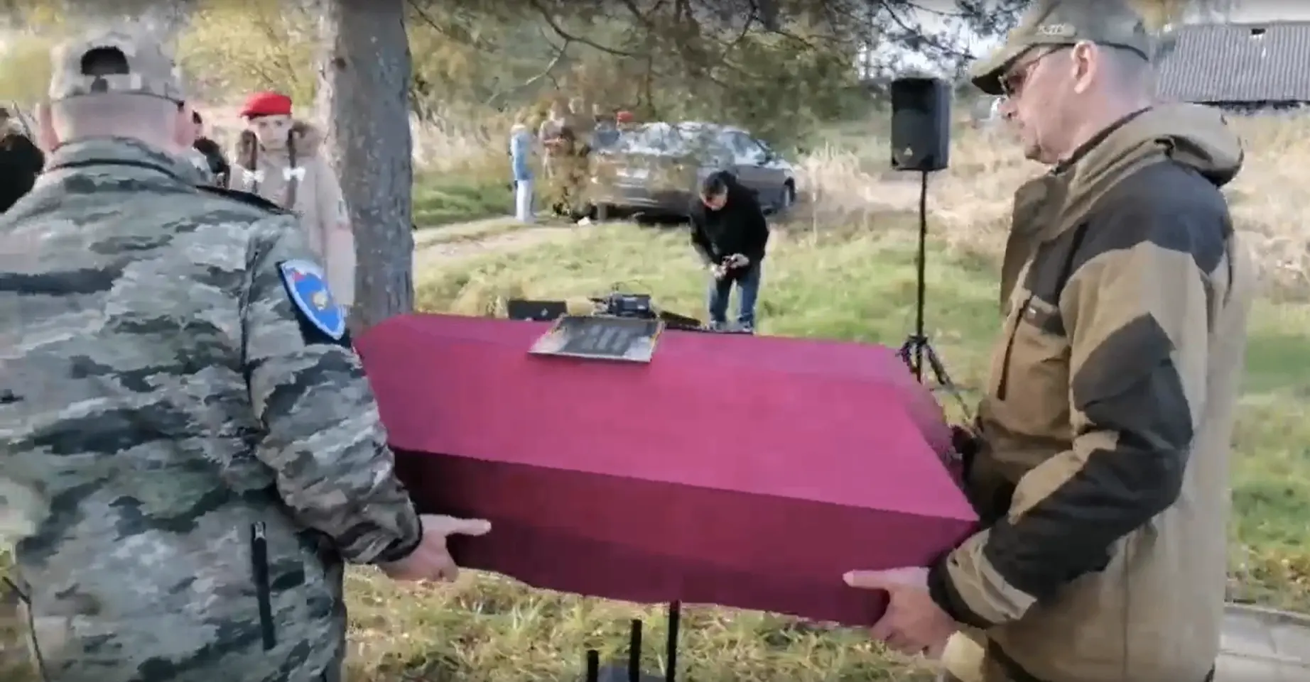 Найденные в Псковском районе останки красноармейца передали на родину в Ярославскую обл...
