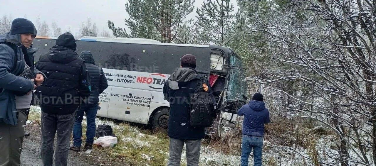 Автобус с вахтовиками слетел в кювет на трассе по пути в Танзыбей.