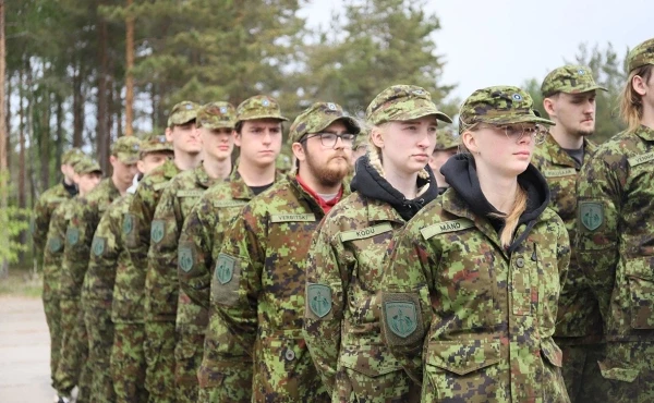 Эстония планирует увеличить число женщин на срочной службе