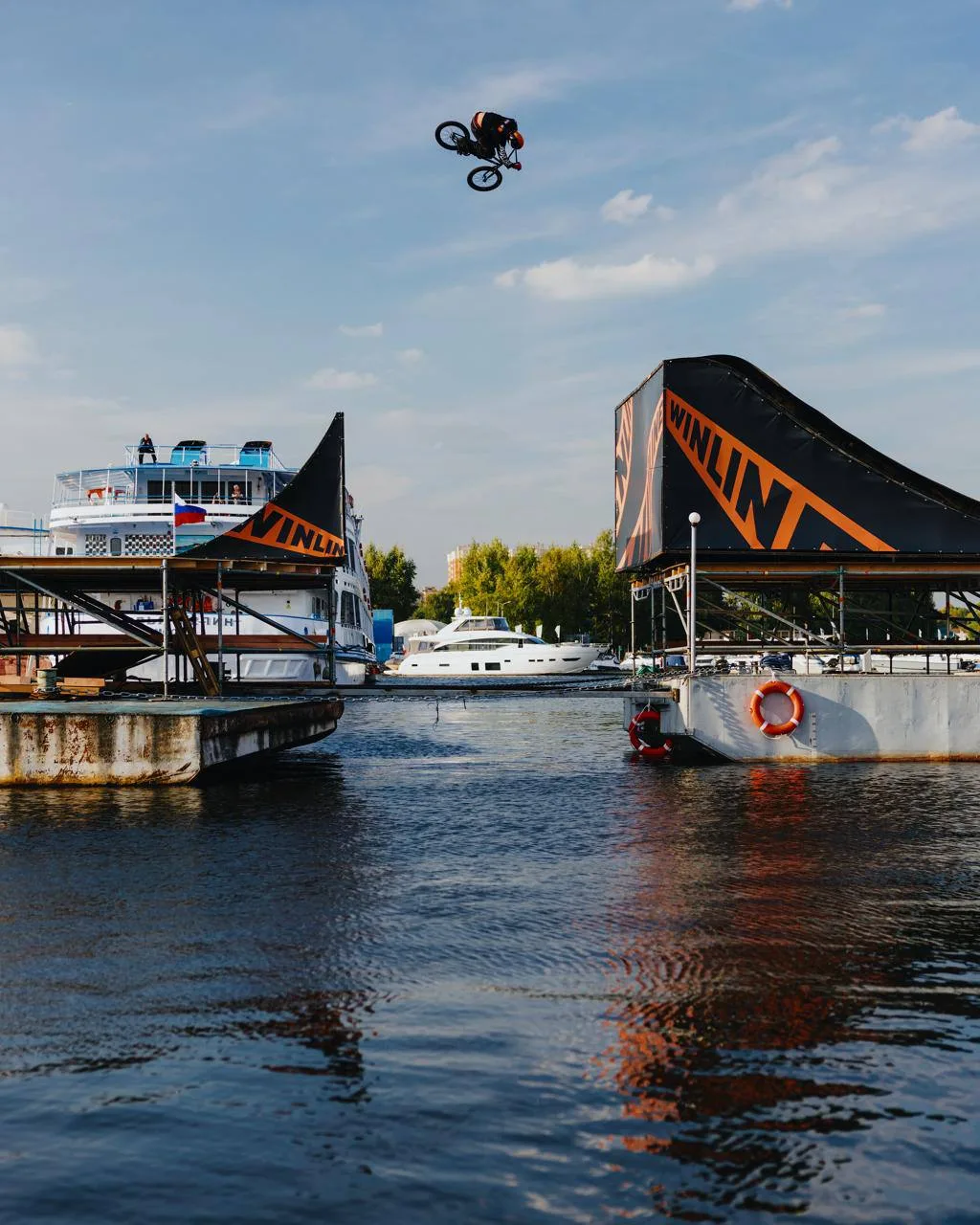 Российский BMX-райдер первым в мире выполнил фронтфлип 720 над водой ⚡