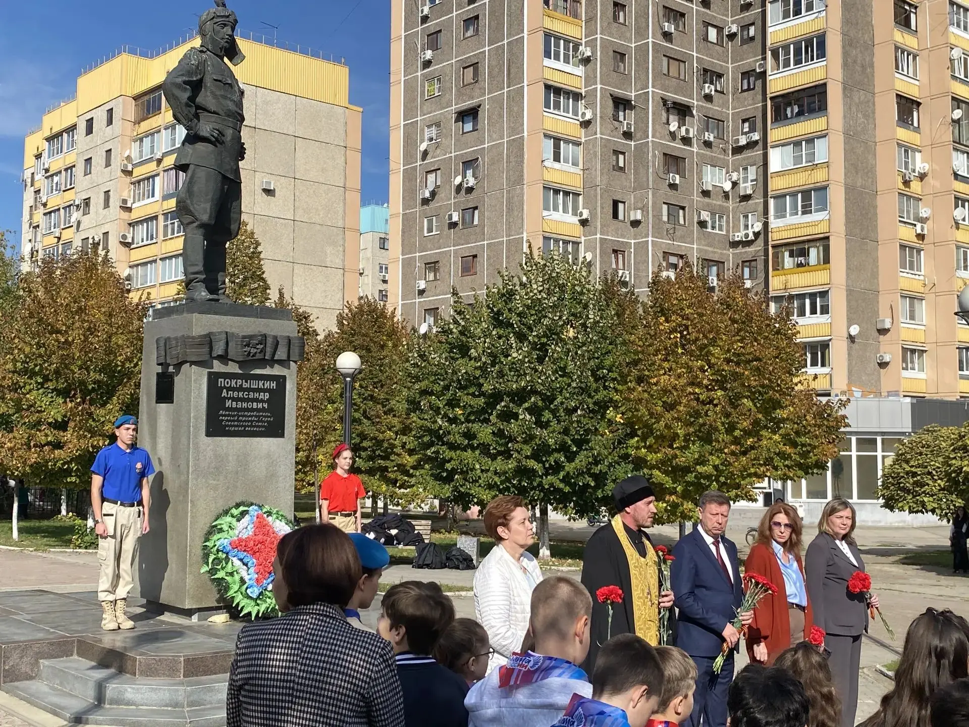 Сегодня, 9 октября, ученики 10 класса МАОУ СОШ №98 возложили цветы к памятнику А.И. Пок...