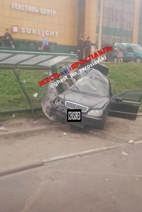 Около 8:20 утра у ТРЦ "РИО" в Ярославле "Мерседес" влетел в остановку, где находились т...