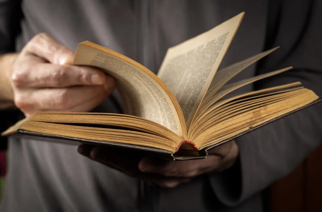 📚 Чем опасны старые книги на вашей полке?