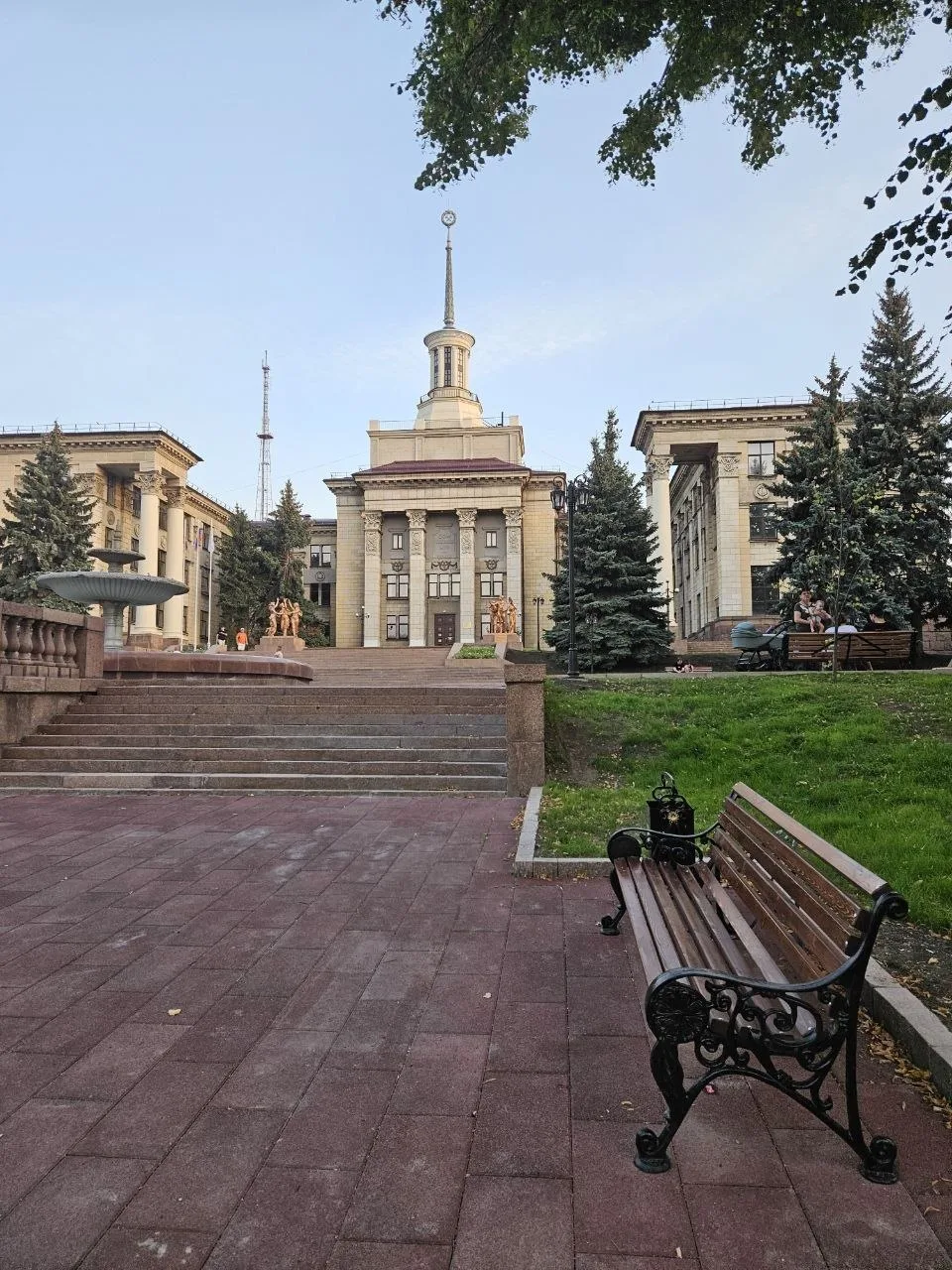 Вот так сейчас выглядит обновлённая Красная площадь в Луганске ❤
