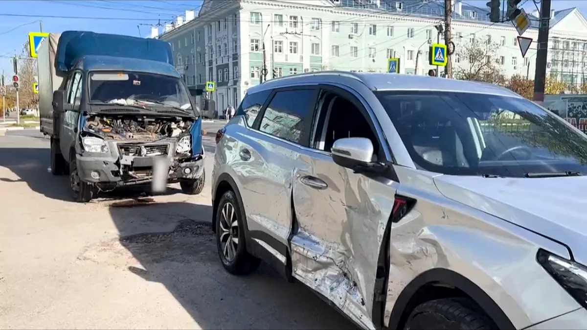 Фото с места ДТП произошедшего 9 октября, на перекрестке проспекта Ленина и улицы Грибо...