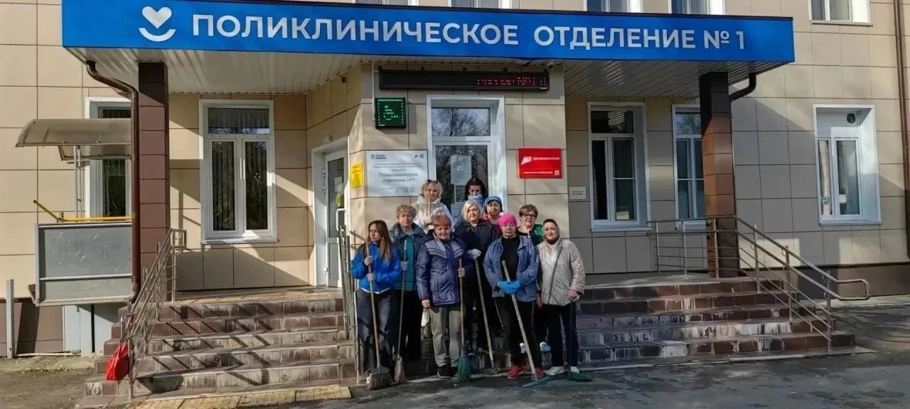 Сотрудники Новомосковской больницы провели масштабный субботник
