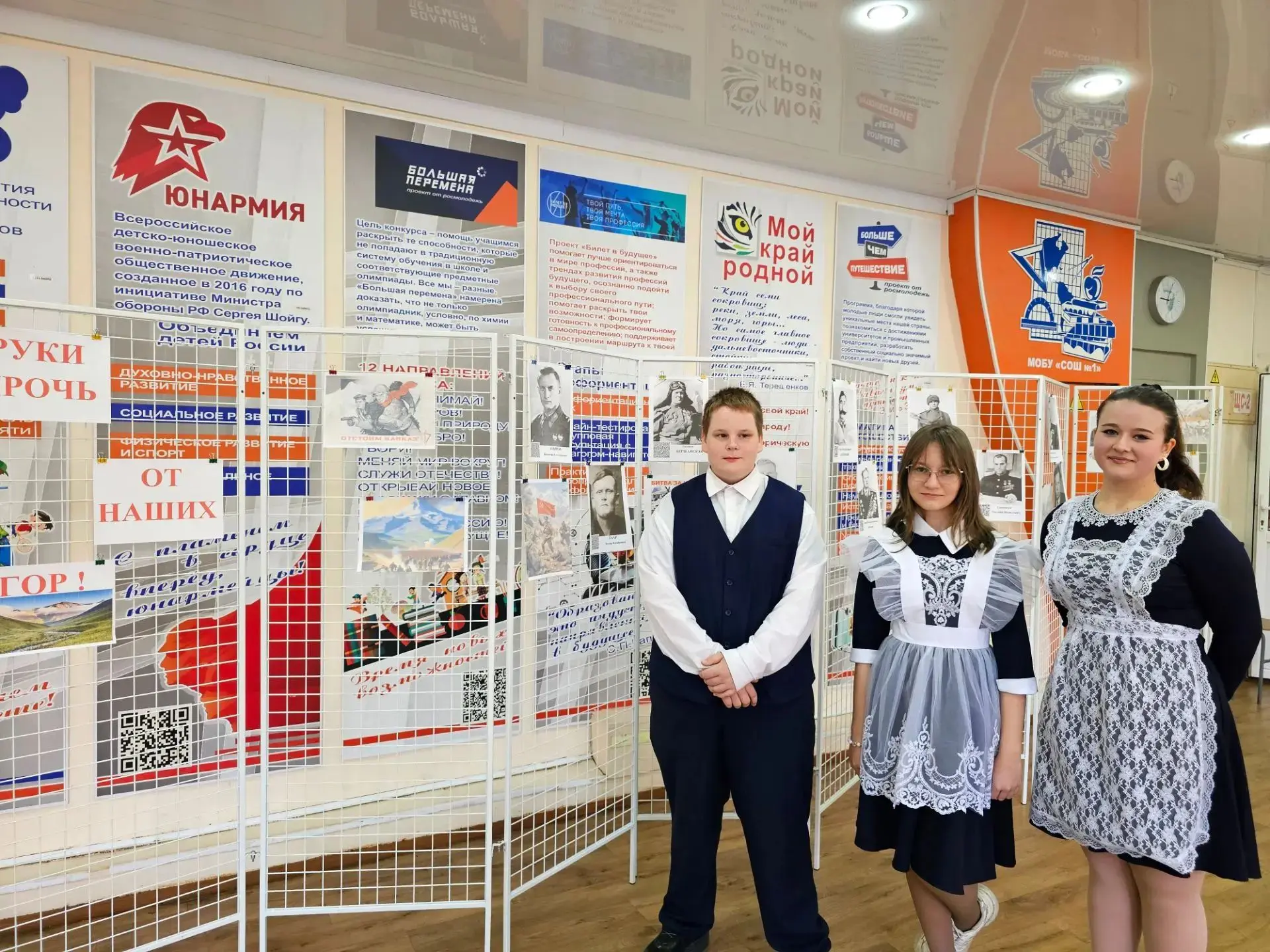 Выставка портретов «Герой Кавказа» открылась в нашей школе!