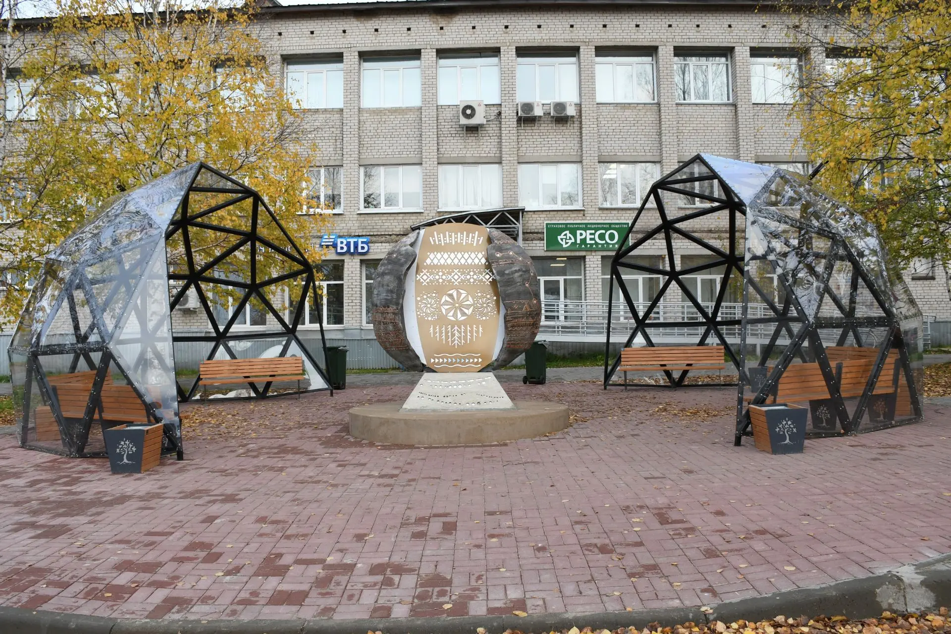 В Усть-Куломе завершилось благоустройство сквера возле почты