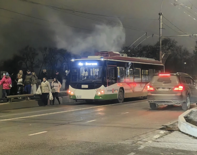 Троллейбус задымился на Октябрьском мосту
