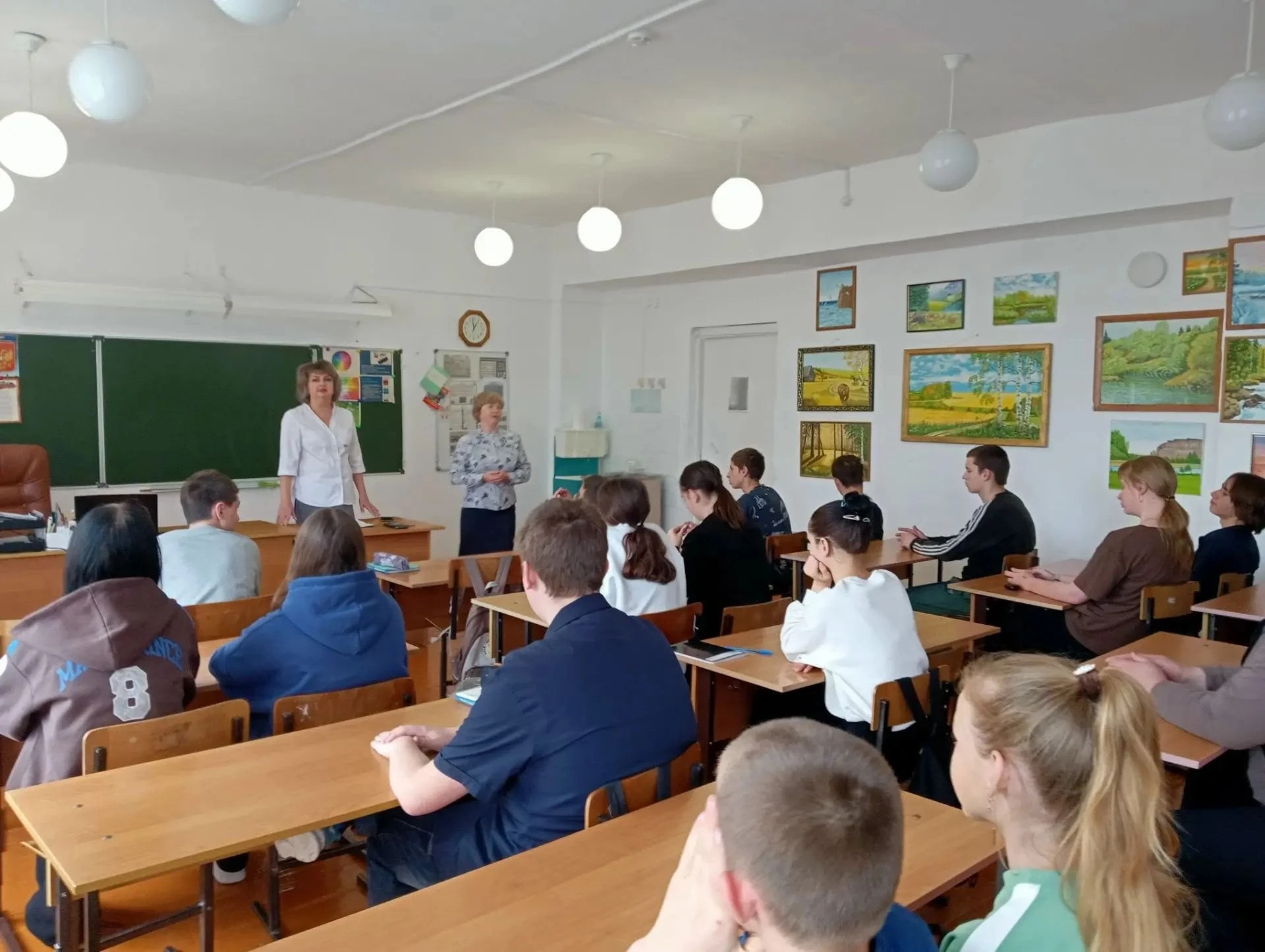 Врач-нарколог Фарина Е.В. провела профилактическую беседу для учеников 8 и 9 классов. Е...