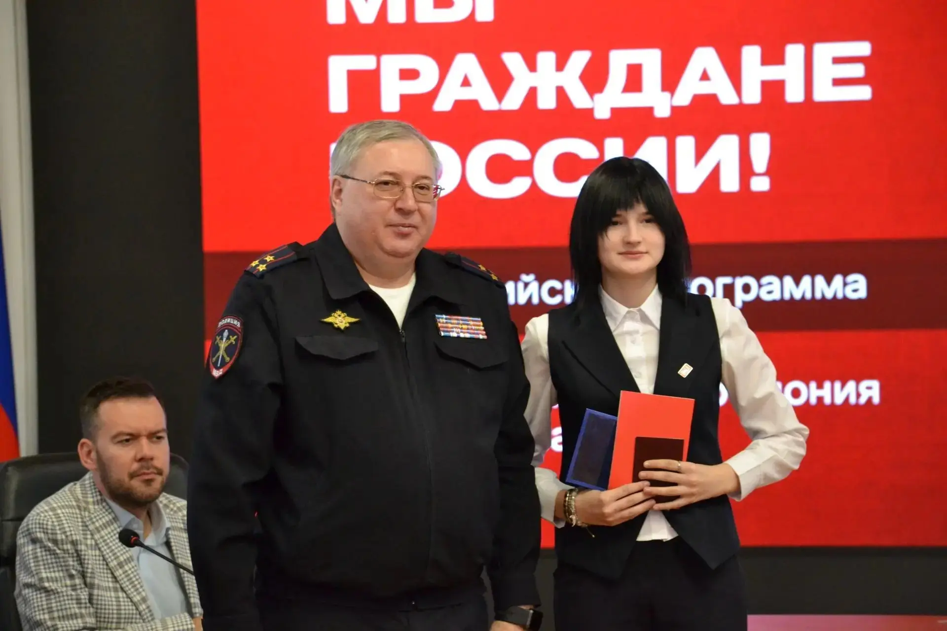 🎉 Первые паспорта вручили юным жителям ЕАО в рамках проекта «Мы — граждане России!»