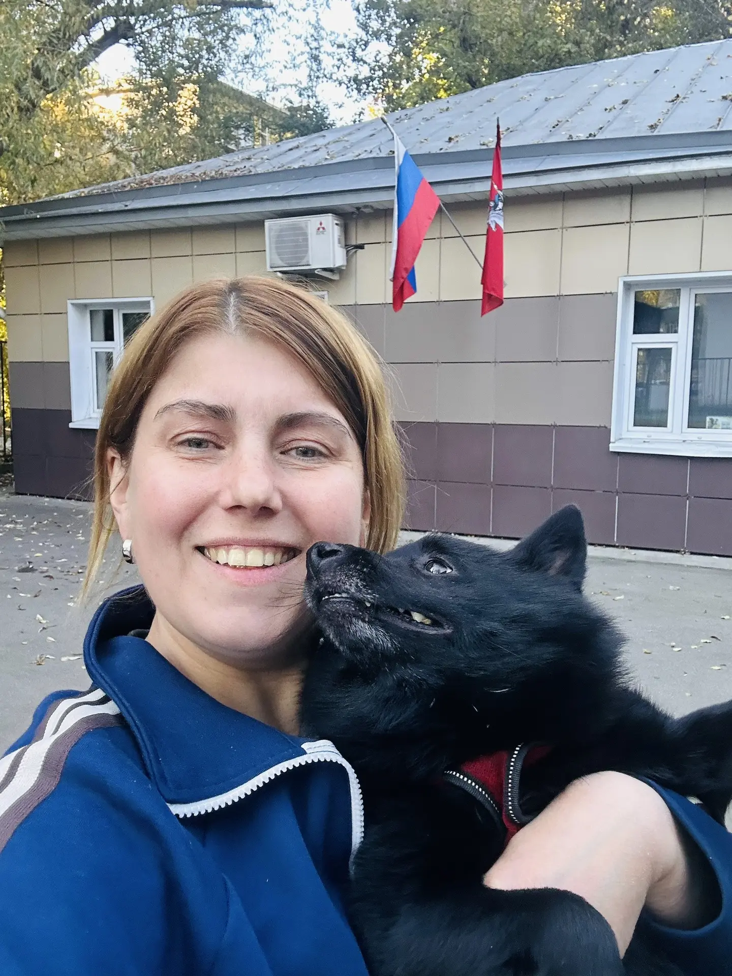 Знаете, я все время хихикала над тревожными песьими матерями, которые при первом чихе б...