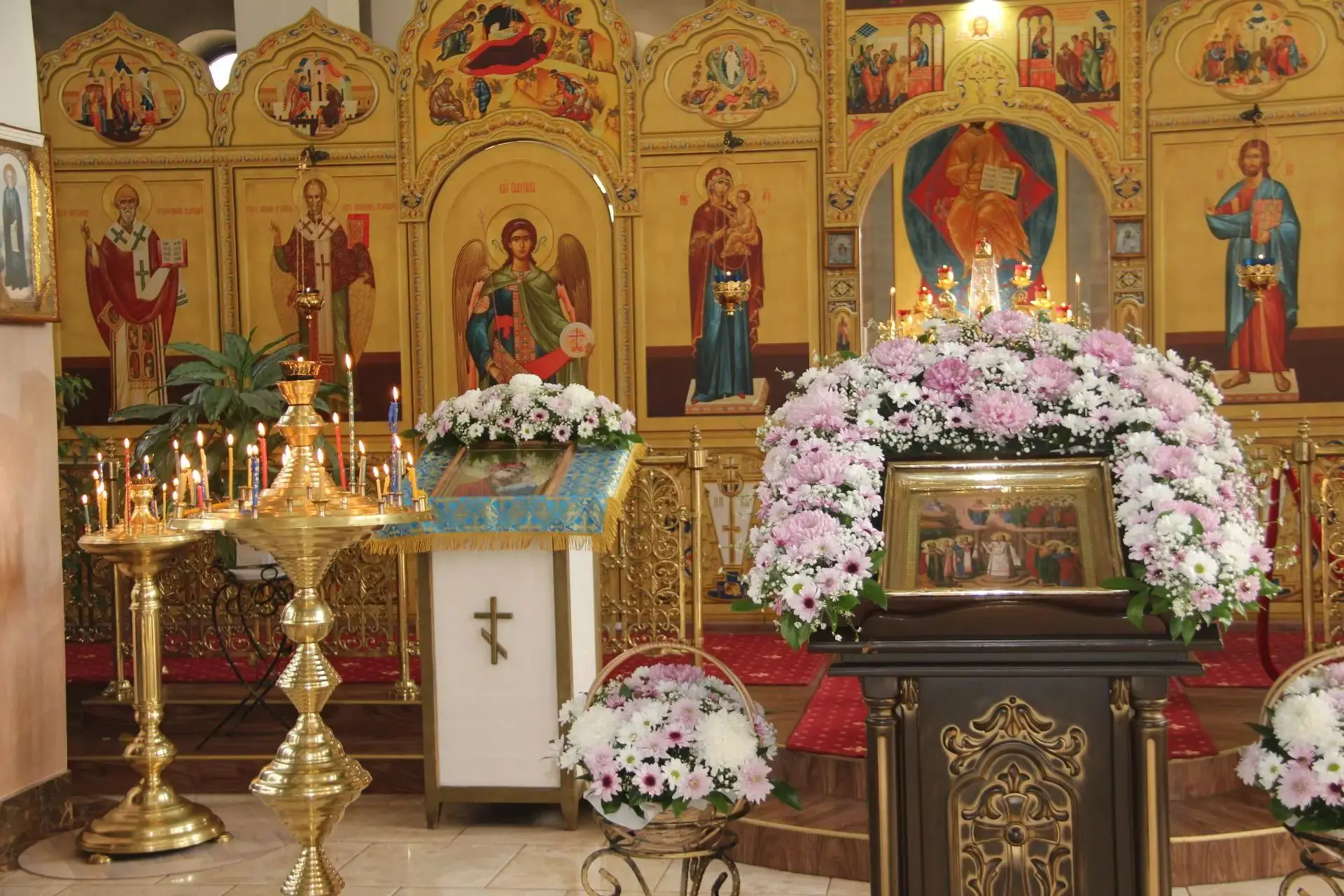 Православные христиане отмечают праздник Покров Пресвятой Богородицы.