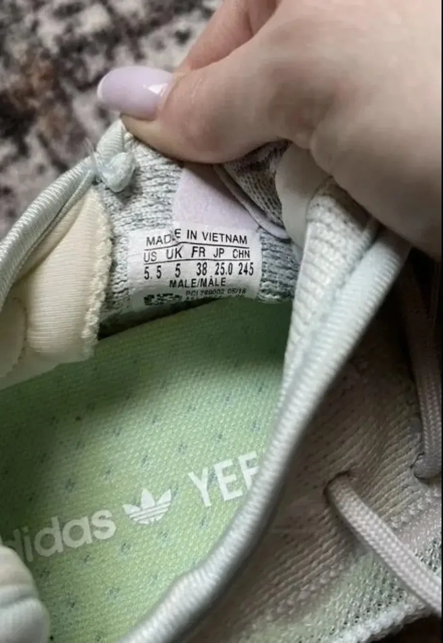 Продам новые Yeezy Boost 350 светло-зеленого цвета. Очень удобные, мягкие. По бокам сет...