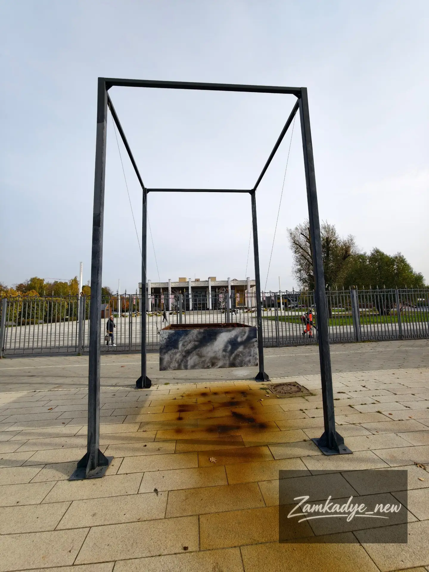 Дерево из мангала напротив ДК Яузы в Мытищах сбежало на зимовку в теплые края😋