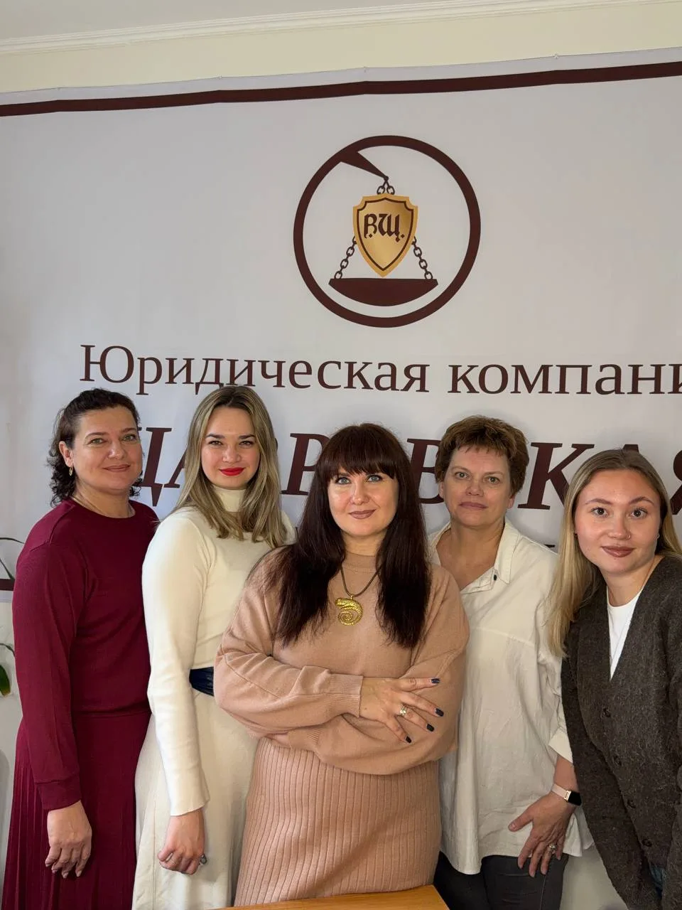 Наша команда из 5 юристов: не «строгие костюмы ради фото», а люди, которые каждый день ...