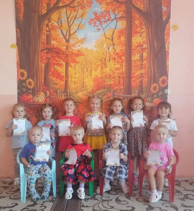 В детском саду "Сибирячок" прошёл конкурс фотографий "Краски Осени"