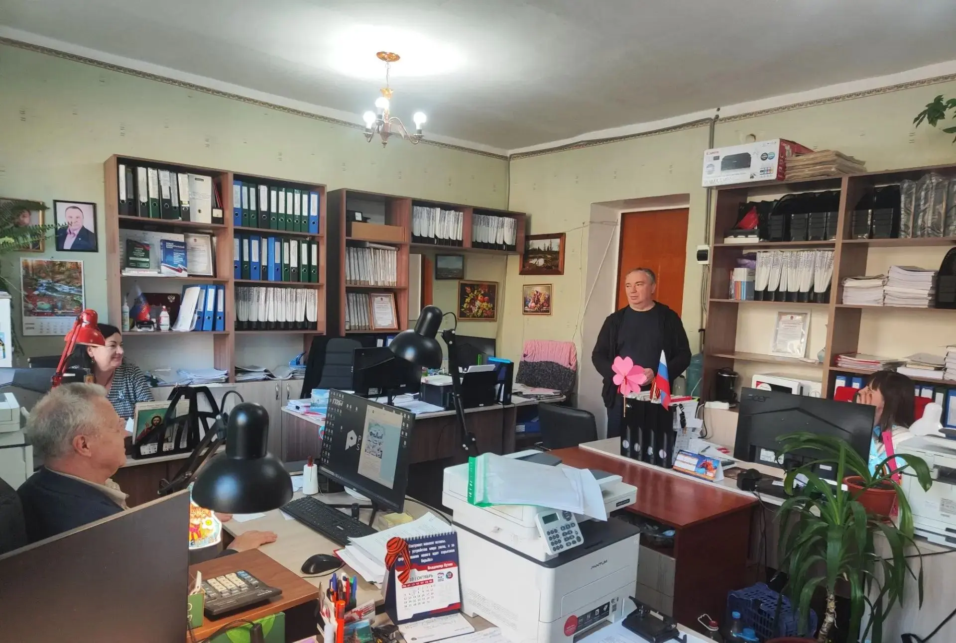 Депутат Торезского городского совета Эдуард Иващенко провел рабочую встречу с сотрудник...
