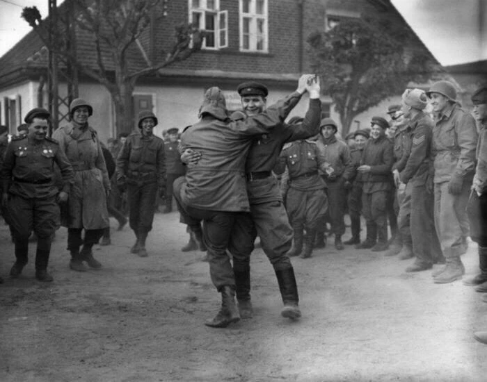 Встреча советских и американских войск. Германия, 1945 год