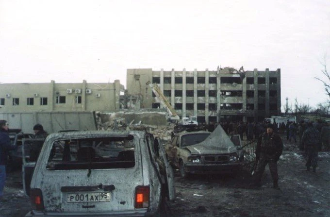Боец спецназа "Тайфун" на месте подрыва Правительственного здания в Грозном. Чечня, 27 ...