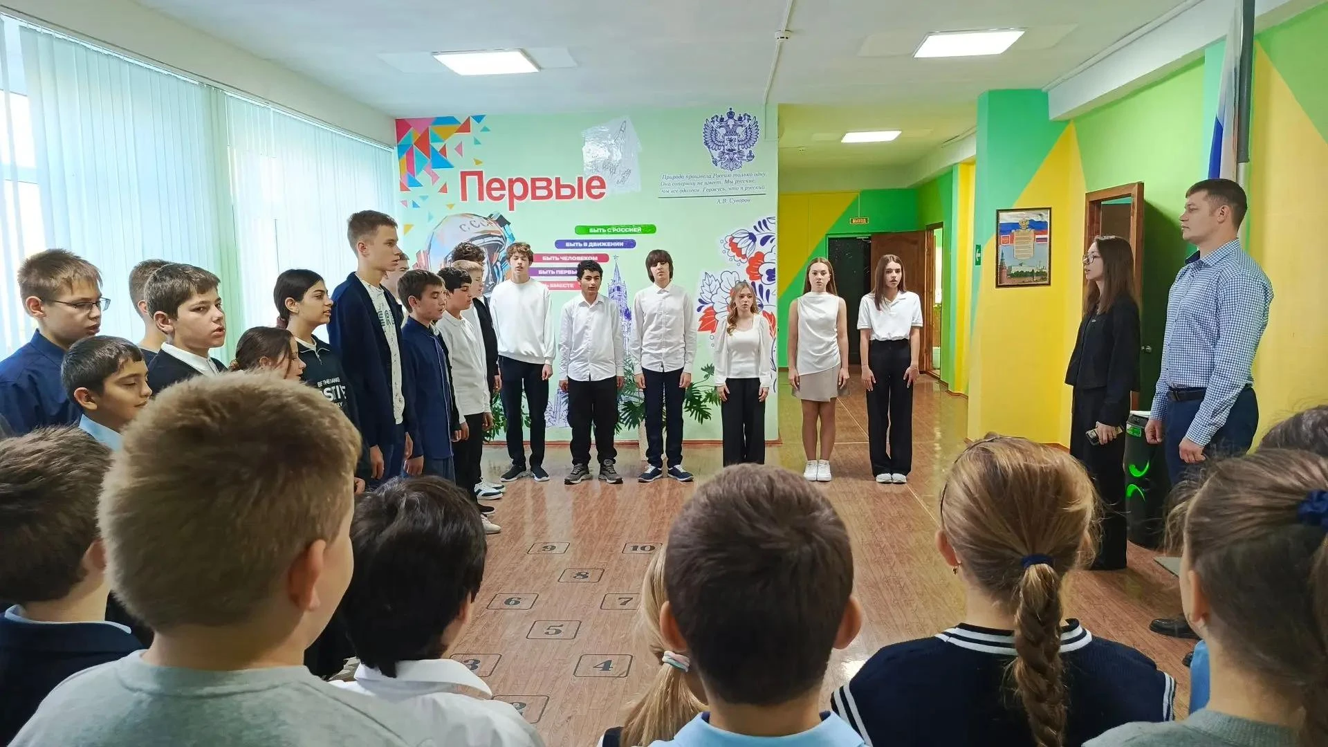 Традиционно учебная неделя началась с общешкольной линейки, исполнения государственного...