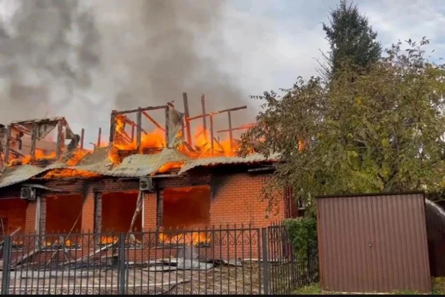 🔥 В селе Петровское загорелось торговое здание