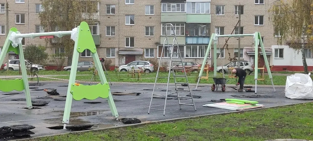Продолжается благоустройство дворовых территорий в Чкаловском микрорайоне в рамках Наро...