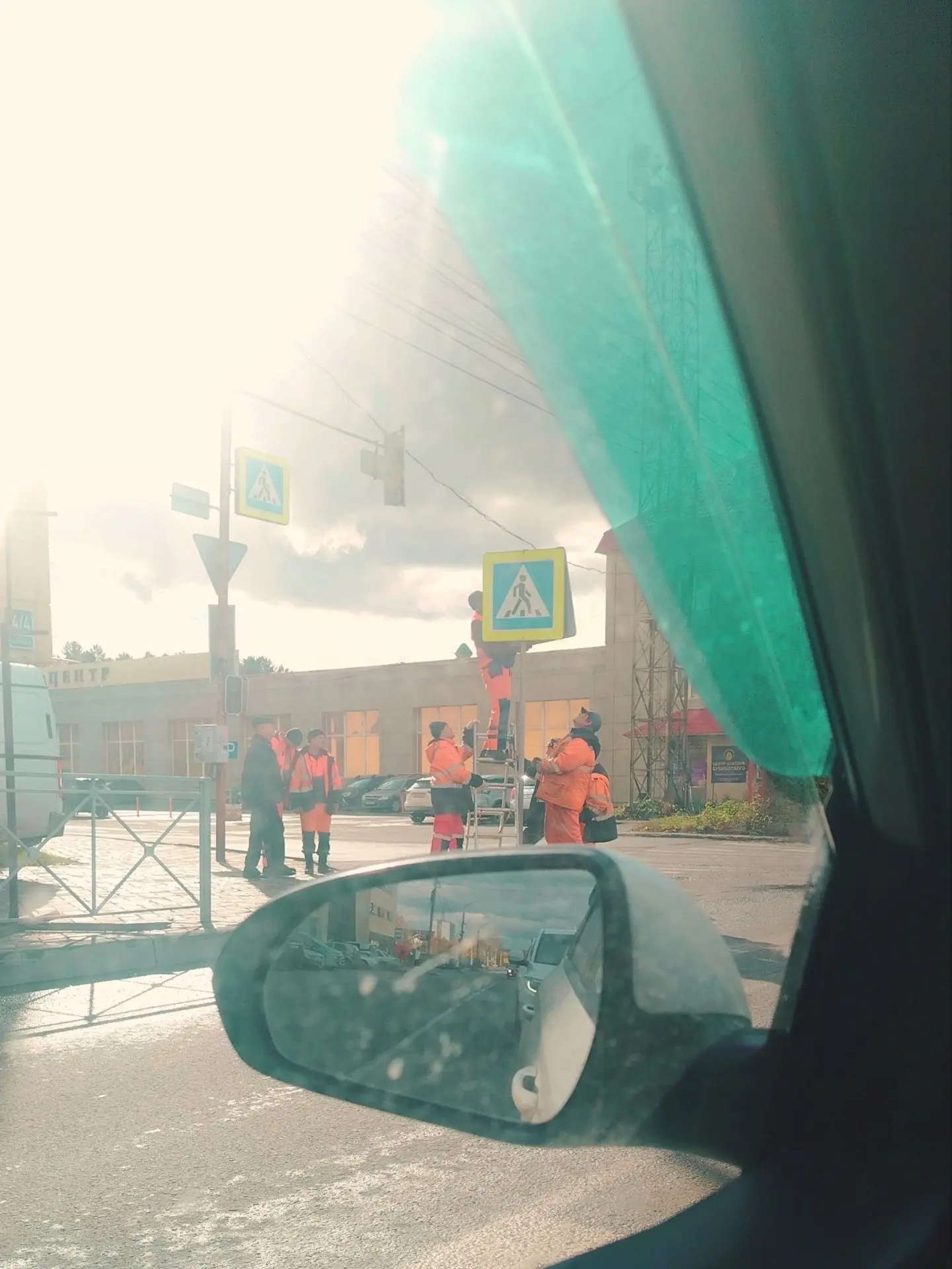 На Эдеме чинят знак. Всё по канону...