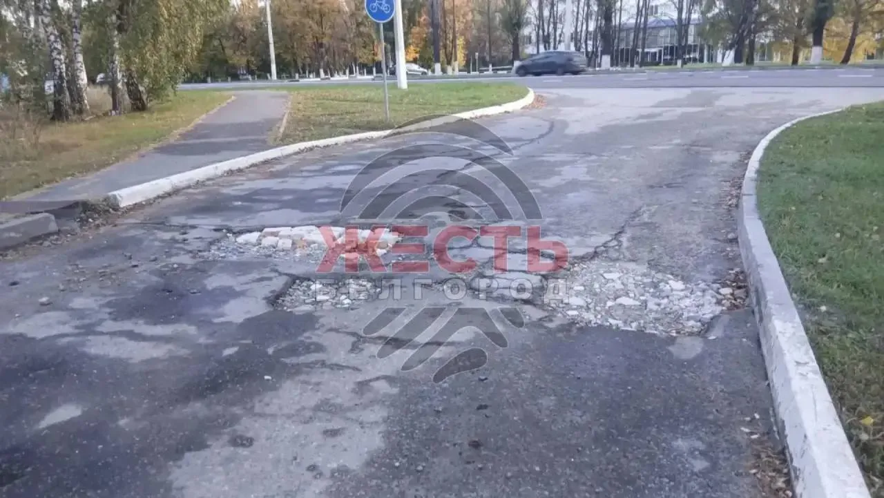 Дорога к противотуберкулёзному диспансеру на Волчанской покрыта ямами