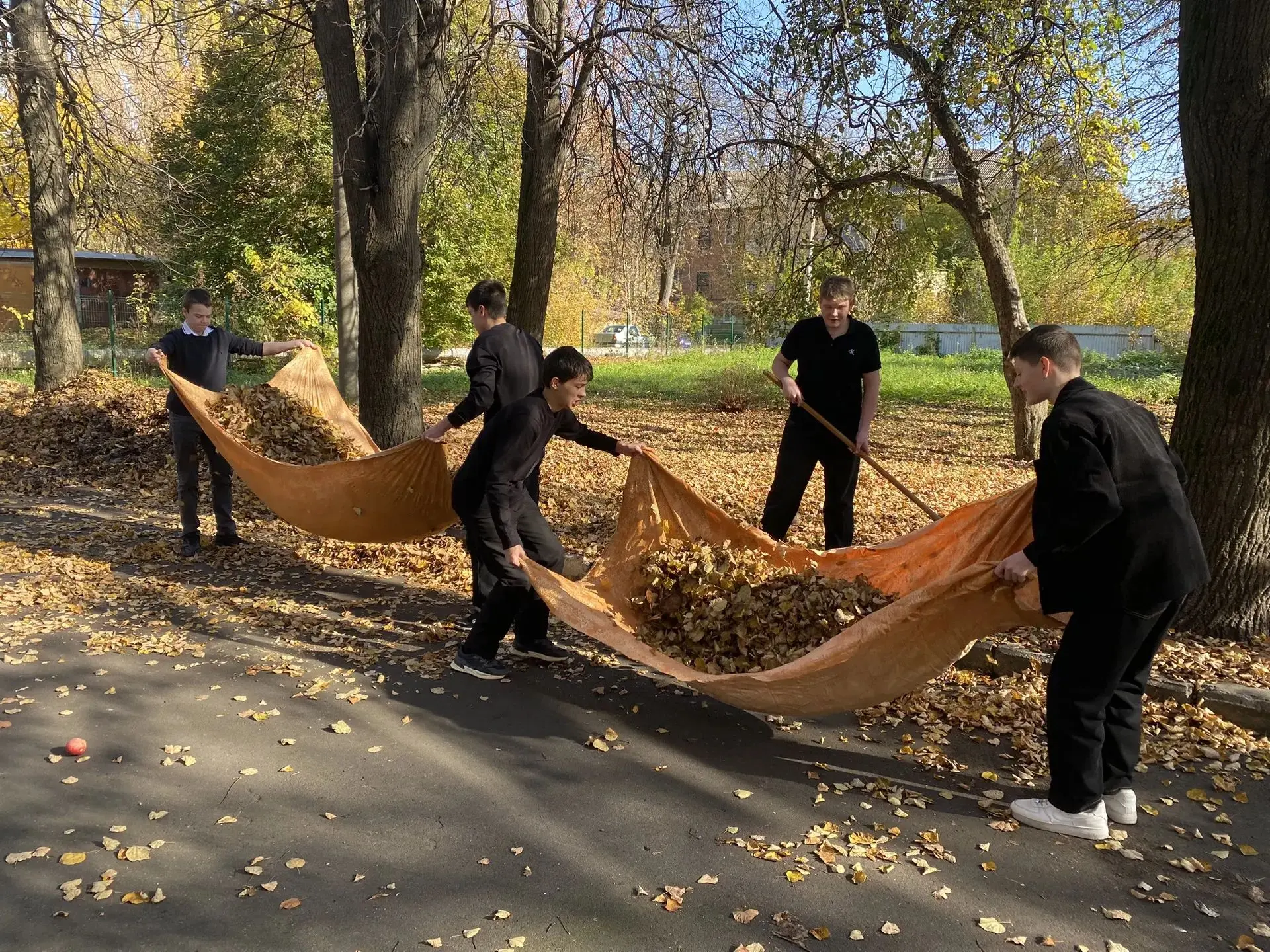 🍁🍂Благодарим учащихся 8Б за помощь в уборке территории школы от осенней листвы! Ребят...