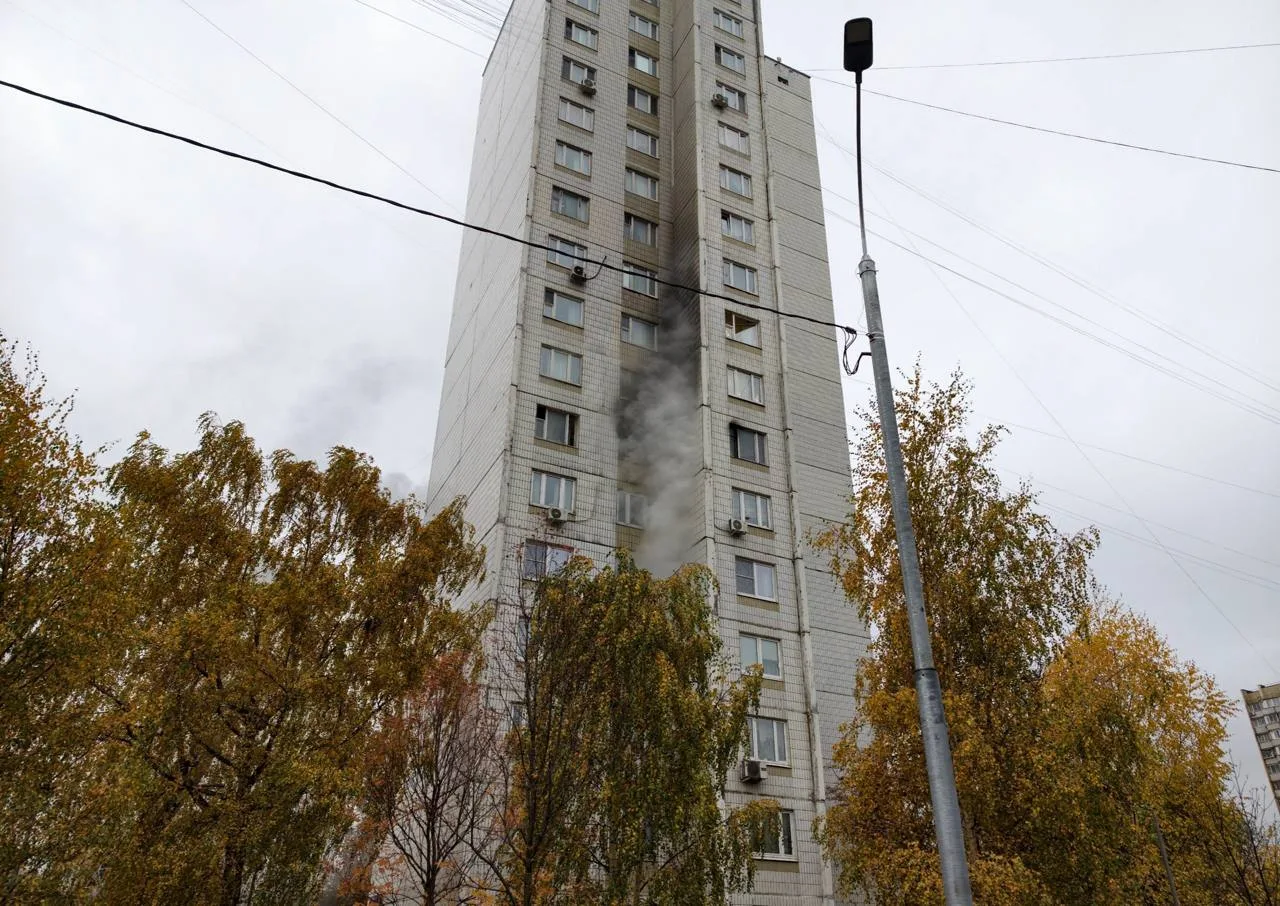 ⚡️Троих детей и шестерых взрослых спасли из пожара в квартире на бульваре Дмитрия Донск...
