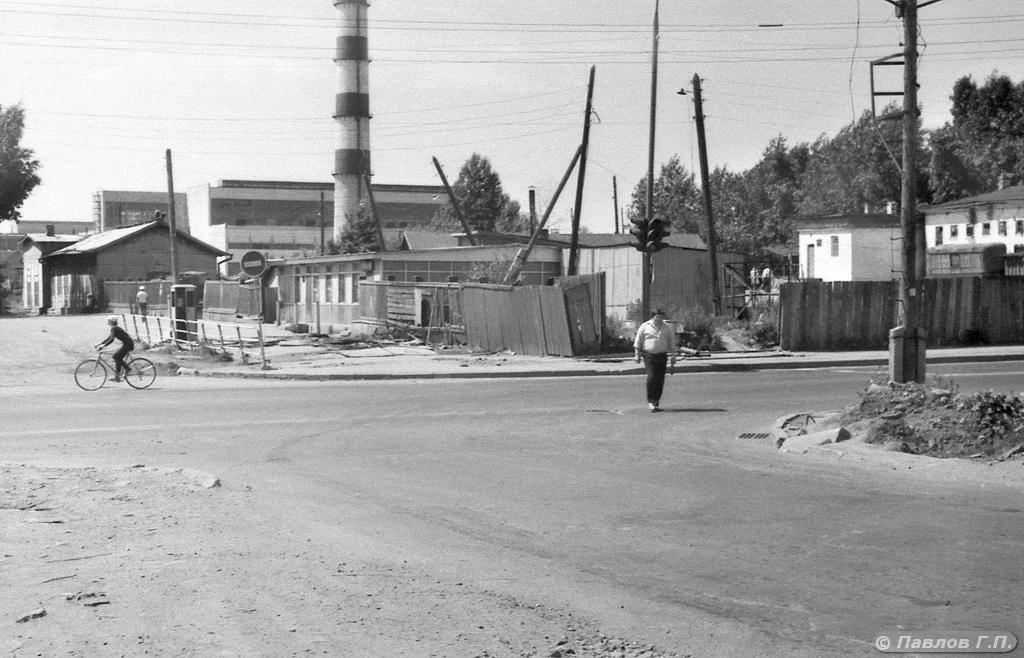 Около птичьего (Визовского) рынка в 1984 году. Вдоль - улица Бебеля.