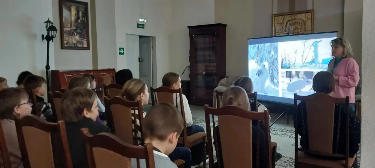 🍂 «Урок в библиотеке: 4 «Е» класс раскрывает зимние секреты леса!»