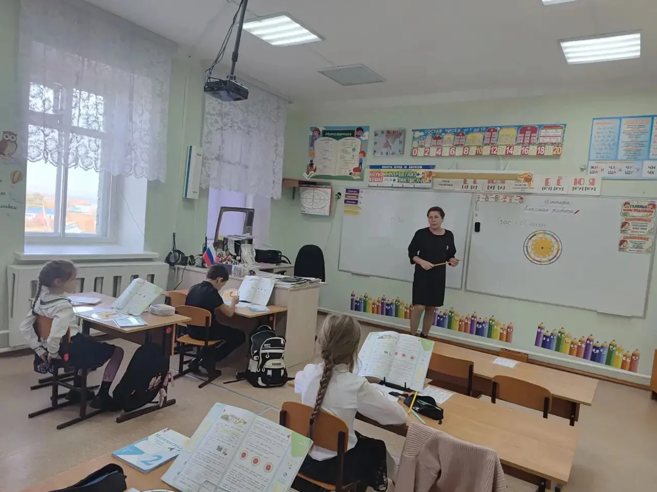 🕒 Учимся ловить время: второклассники покоряют часы! 🕒
