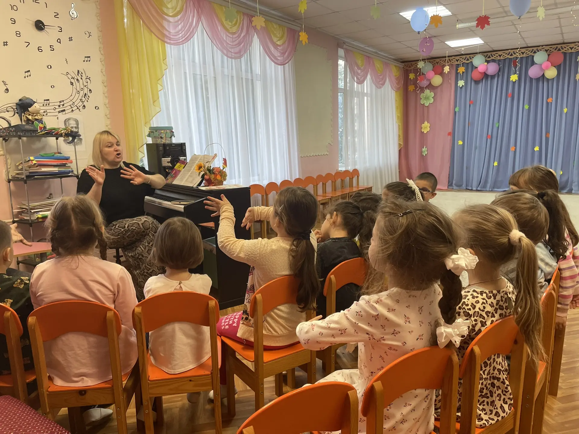 Музыкальные занятия в детском саду для ребят - самые любимые😊. Разучивание и пение пес...